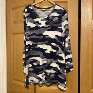 M blue camo light weight sweater.